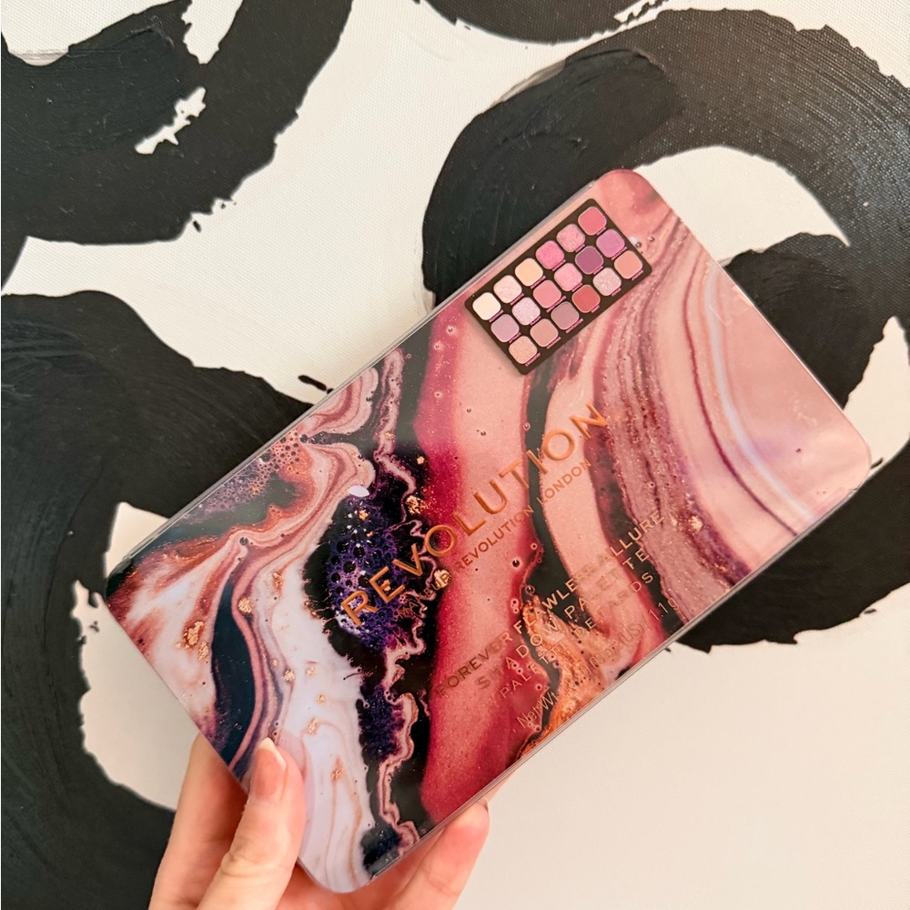 Revolution London “Forever Flawless” 18-Shade Eyeshadow Palette – Marble Case